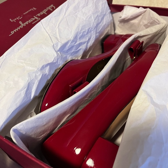 Salvatore Ferragamo Women's Vara Leather Pumps Size 6.5 with box - Picture 2 of 8